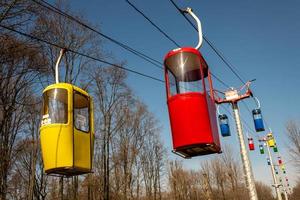 belas cabines de teleférico no fundo da floresta de pinheiros de outono foto