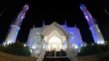 bela mesquita à noite foto