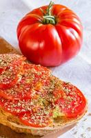 pão com tomate e manjericão foto