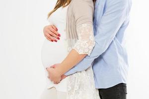 linda mulher grávida e seu belo marido abraçando a barriga, copie o espaço, isolado no fundo branco, casal foto