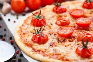 pizza vegetariana com tomate cereja foto