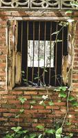 janela de uma velha casa abandonada. apavorante. conceito de lugar assustador. foto