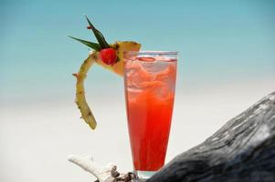 bebida mocktail frutado na praia foto
