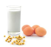 leite com soja e ovo no fundo branco
