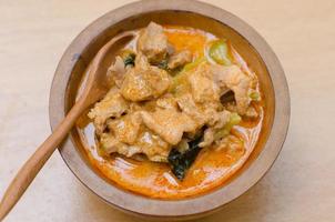 pasta de curry saborosa vermelha com carne de porco e leite de coco (panang) foto