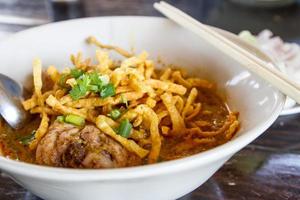 khao soi, sopa de caril tailandês do norte