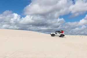 natal, brasil, maio de 2019 - carro de buggy nas areias foto