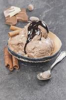 sorvete com nozes e cobertura de chocolate