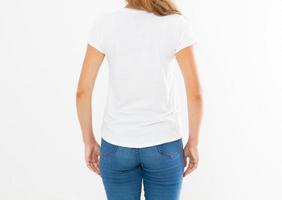 mulher de camiseta branca simulada isolada, camiseta feminina, camiseta em branco foto