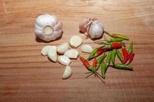 alho branco e pimentão no piso de madeira para cozinhar foto