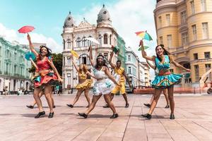 recife, pernambuco, brasil, abr 2022 - dançarinos de frevo no carnaval de rua foto