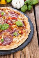 pizza de salame caseira foto
