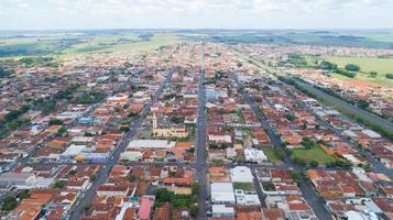 imagem aérea da cidade de brodowski, igreja matriz. brasil. foto