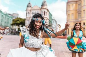 recife, pernambuco, brasil, abr 2022 - dançarinos de frevo no carnaval de rua foto