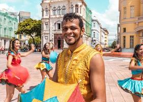 recife, pernambuco, brasil, abr 2022 - dançarinos de frevo no carnaval de rua foto