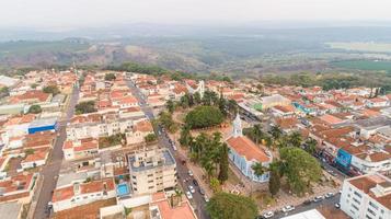 imagem aérea durante o dia da cidade de altinopolis foto