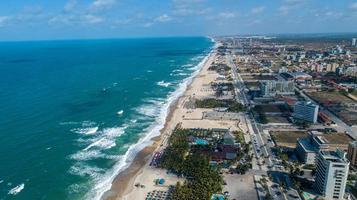 vista aérea da praia tropical do futuro. foto