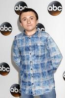 los angeles, 6 de agosto - atticus shaffer na festa abc tca summer 2017 no beverly hilton hotel em 6 de agosto de 2017 em beverly hills, ca foto