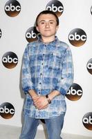 los angeles, 6 de agosto - atticus shaffer na festa abc tca summer 2017 no beverly hilton hotel em 6 de agosto de 2017 em beverly hills, ca foto