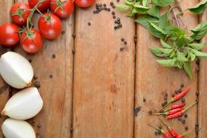 preparação de comida italiana na madeira - mussarela, cebola, tomate foto
