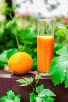 suco de laranja saudável na mesa de madeira foto