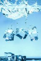 imagem de fundo abstrato de cubos de gelo na água azul. foto