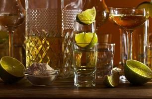 tequila e limão em ouro foto