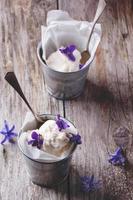sorvete com violetas açucaradas