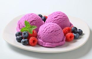 sorvete de frutas silvestres foto