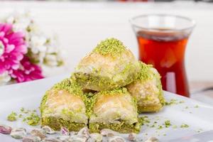 sobremesa árabe turca tradicional - baklava com mel e nozes foto