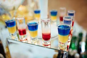bela linha de diferentes cocktails coloridos