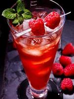 cocktail vermelho e hortelã em fundo escuro foto
