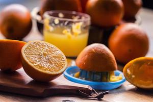 laranjas frescas. cortar laranjas. pressionado método manual laranja. foto