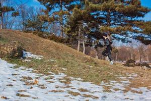 jovem corredor masculino treinando ao ar livre em tempos de inverno, homem correndo na neve foto