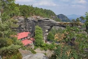 paisagem nas montanhas no parque nacional da suíça tcheca, floresta de pinheiros e rochas foto