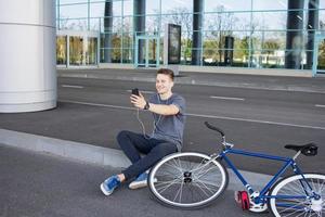 homem ciclista montando bicicleta retrô esporte engrenagem fixa. foto