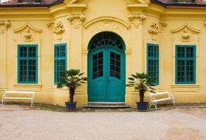 facede da antiga casa europeia em cores amarelas e turquesas foto
