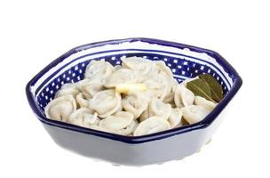 tigela com prato tradicional russo - pelmeni foto