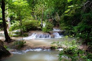 cachoeira erawan, kanchanaburi, tailândia foto