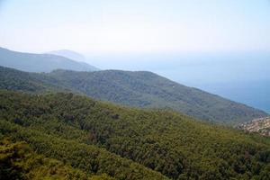 alta montanha e rochas na grécia rhodes foto