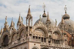 basílica de são marcos, catedral, igreja estátuas mosaicos detalhes doge's palace veneza itália foto