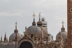 basílica de são marcos, catedral, igreja estátuas mosaicos detalhes doge's palace veneza itália foto