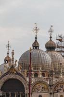 basílica de são marcos, catedral, igreja estátuas mosaicos detalhes doge's palace veneza itália foto