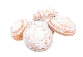 pilha de deliciosos biscoitos isolados no fundo branco foto