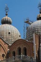 basílica de são marcos, catedral, igreja estátuas mosaicos detalhes doge's palace veneza itália foto