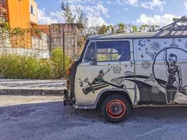 playa del carmen quintana roo méxico 2022 velho preto quebrado sujo ônibus vw carro volkswagen enferrujando méxico. foto