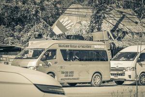 tulum quintana roo méxico 2022 carros de trânsito de rua coloridos típicos palmas de tulum méxico. foto