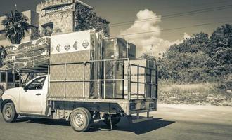 playa del carmen quintana roo méxico 2022 caminhões de entrega de caminhões e outros veículos industriais no méxico. foto