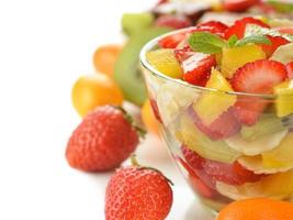 salada de frutas com manga e morangos foto