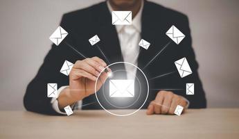 caneta de empresário toca e-mail de ícones de comunicação, ícone de carta, ícones de e-mail e e-mail de boletim informativo e protege suas informações pessoais ou e-mail de spam, contato do centro de atendimento ao cliente.